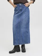 Falda maxi de denim color azul medio, tiro medio, con costuras verticales marcadas que recorren toda la prenda y una abertura frontal alta.