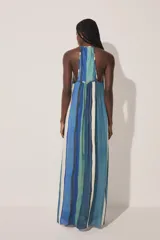 Vestido largo con breteles finos, estampado a rayas verticales en tonos de azul, verde y blanco.