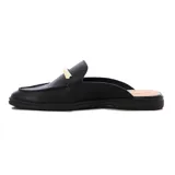 Zueco Comfortflex negro con capellada cerrada, detalle de vincha dorada y suela baja.