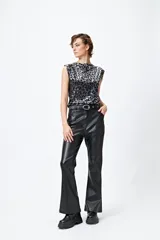 Top plateado con estampado animal print, sin mangas y cuello recto.