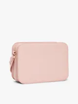 Bandolera Tommy Hilfiger color rosa con correa ajustable y logo dorado en el frente.