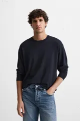 Jersey de punto azul marino de corte clásico, con cuello redondo y mangas largas.
