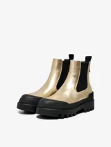 Botas Chelsea doradas con elástico lateral negro y suela track negra.