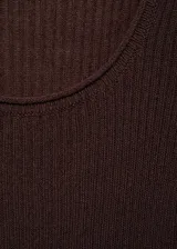 Jersey marrón de punto medio con cuello escotado y mangas cortas.