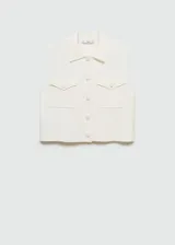 Chaleco blanco de tejido de punto fino con cuello camisero, cierre frontal con botones y dos bolsillos de solapa con botón en la parte delantera.