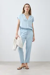 Blusa celeste de lyocell con cuello en V y mangas cortas.