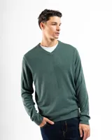 Sweater negro de punto con cuello en V, de calce regular.