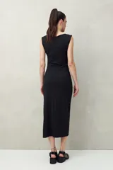 Vestido midi marrón de punto con cuello asimétrico y frunces laterales.