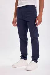 Pantalón chino azul marino de corte recto.