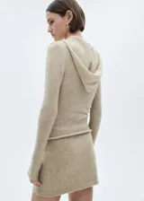Jersey de punto color beige, con capucha, manga larga y corte ajustado.