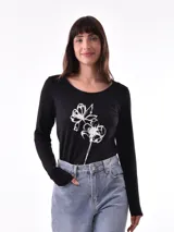 Remera negra de manga larga con cuello redondo y estampado de flores blancas.