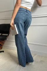 Pantalón de jean azul con textura en relieve, corte wide leg y tiro medio.