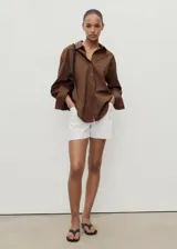 Short de algodón blanco, tiro medio, con bajo deshilachado y detalle de pinzas delanteras.