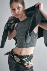 Top tejido en hilo con lurex color gris, con escote halter y sisa baja.