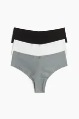 Pack de tres bombachas hipster de algodón en color negro, blanco y gris. Tiro bajo, cobertura media y ribetes cortados por láser para mínima visibilidad.
