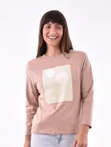 Remera blanca de manga larga con estampa rectangular dorada con diseño animal print y texto 'Fearless, fierce & fabulous'.