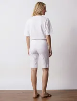 Bermuda azul marino de gabardina elastizada, marca Zac & Rachel.