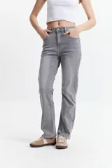 Jean gris de corte recto, tiro medio y confeccionado en 100% algodón.