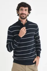 Sweater de punto azul marino con rayas horizontales blancas, cuello alto con medio cierre y mangas largas.