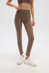 Calza larga color marrón topo, de poliamida, tiro alto y calce ajustado.