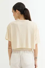 Remera color beige, de corte cropped y estilo oversized.