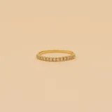 Anillo dorado de oro 10k con hilera de circonias blancas engarzadas.