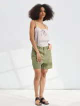 Short color verde grisáceo de tiro alto y corte holgado.