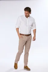 Pantalón de vestir azul marino, de corte recto, con bolsillos laterales y traseros. Se ajusta a la cintura con cinturón de cuero marrón.
