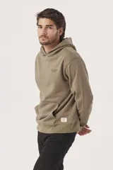 Buzo hoodie color arena con capucha, bolsillo tipo canguro y pequeño estampado en el pecho.