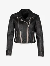 Chaqueta de cuero negra estilo motociclista con cierre cruzado, cuello con solapas y múltiples bolsillos con cremallera.