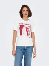Camiseta blanca de algodón con estampado de una mujer con collar de perlas y el texto "NOT IN LOVE ALL EGO 1989".