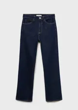 Pantalón de jean azul oscuro de corte recto, tiro medio y largo hasta el tobillo.