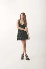 Sandalias negras con textura de cocodrilo, plataforma cuadrada, tacón ancho y pulsera con hebilla dorada.