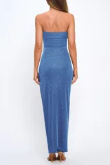Vestido largo de fiesta azul con glitter, corte ajustado, escote strapless y abertura lateral en la falda.