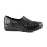 Zapato casual negro de cuero con detalle de textura en la puntera y plataforma baja.