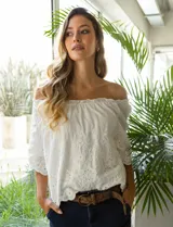 Blusa de algodón color blanco con bordado broderie, escote recto con frunce y forro interno a tono.