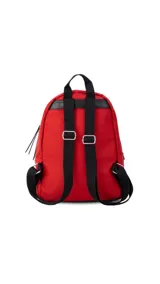 Mochila de tela color blanco con diseño capitoneado en la parte superior y textura tipo telar en la parte inferior. Tiene correas negras ajustables, asa superior y bolsillo frontal amplio. Incluye compartimento interno para iPad.