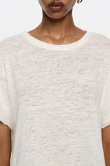 Remera color crudo de corte crop con cuello redondo y mangas cortas.