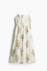 Vestido midi blanco con estampado floral multicolor, escote cuadrado y breteles finos ajustables.