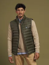 Chaleco acolchado color verde militar, con diseño sin mangas y cierre frontal.