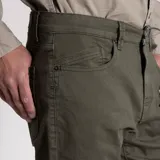 Pantalón de jean color borgoña, corte slim fit, con tecnología Natural Flex y diseño vintage.