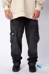 Pantalón jean celeste de corte ancho con bolsillos cargo laterales.