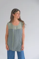 Musculosa verde con rayas verticales azules, confeccionada en lino italiano.