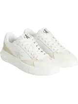Zapatillas urbanas Calvin Klein de cuero blanco con detalles en gamuza color crema, logo de la marca en el lateral y suela chunky.