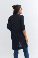 Cardigan largo azul marino de tejido de punto, con mangas largas y bolsillos laterales.