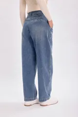 Pantalón de jean carrot color azul medio.