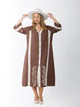 Maxi camisa tipo vestido confeccionada en lino italiano bordado, color marrón con detalles en beige.