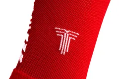 Medias deportivas rojas con logo de la marca en blanco.