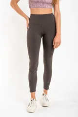 Calza deportiva negra de tiro alto, corte ajustado y largo a la pantorrilla.