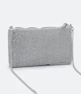 Bolso bandolera plateado con detalles de strass, correa de cadena y cierre de cremallera.
